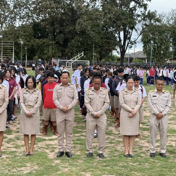 ผู้อำนวยการโรงเรียนคำม่วง พร้อมด้วยคณะผู้บริหาร คณะครู บุคลากรทางการศึกษา และนักเรียนโรงเรียนคำม่วง …